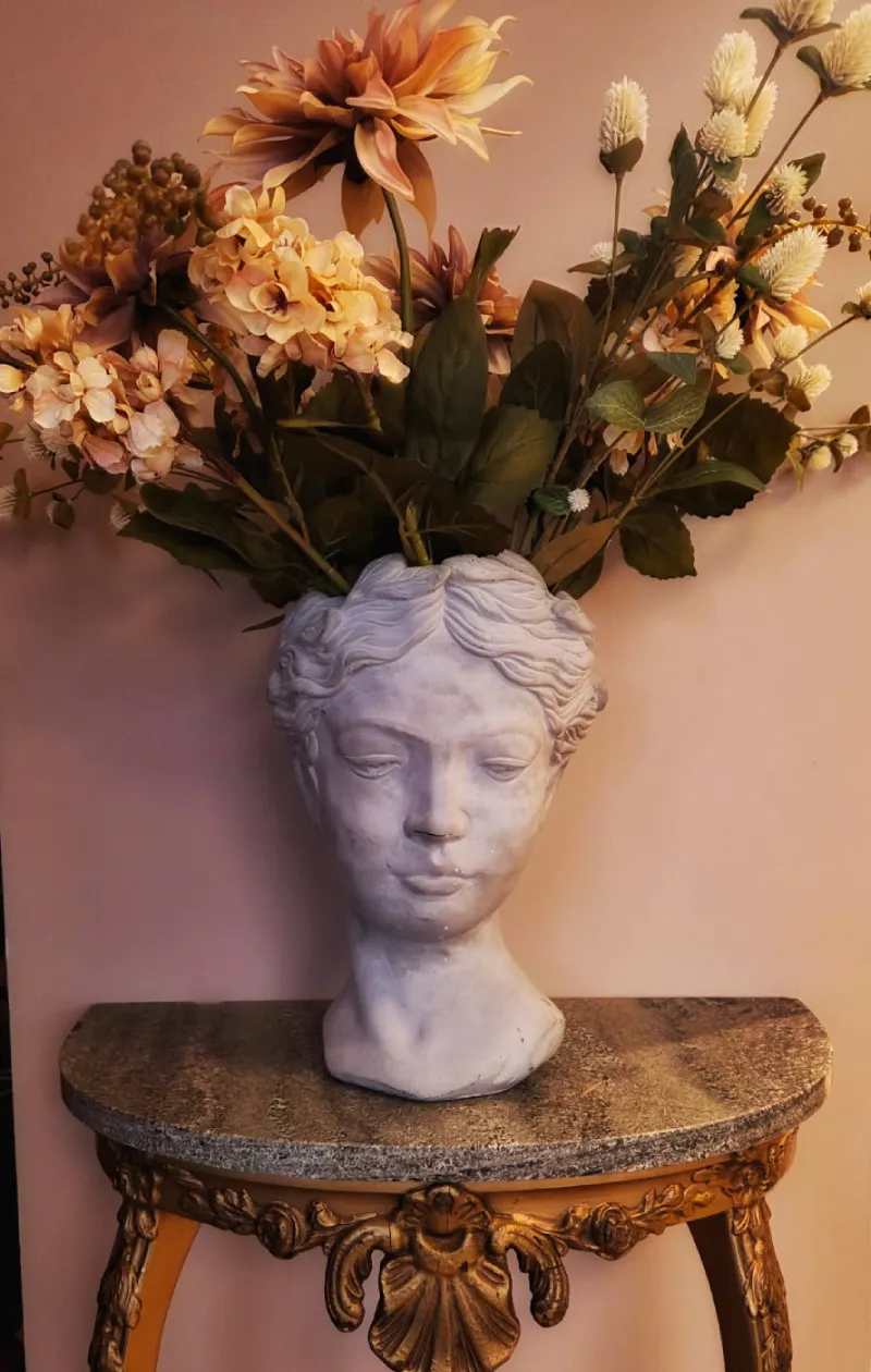 Hairligt salong inredning anisktsvas med blommor